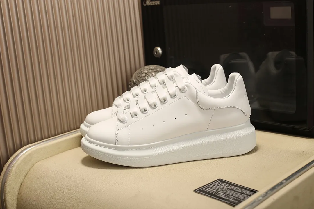 👟👟Ex-factory price 480👟👟 Men's size +10 High-quality upgraded version🔥Real shot of Alexander McQUEEN (McQueen)🎉The highest quality silk cowhide version on the market🎊, imported water-dyed sheepskin inside, counter 1:1 replica, star style T stage catwalk, a must-have for fashionistas , the original high-temperature and ultra-clear air compressor logo on the foot, absolutely counter-matched version, the arc of the back bag is truly genuine 0⃣️ difference, using an exclusive privately molded double-layer vacuum outsole, which is light on the foot and has excellent rebound! Running🏃✈️The first choice item for outdoor sports💅💅Trend and fashion coexist📣 Women’s style: 35-39, Men’s style: 39-44